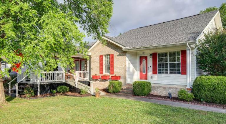 Fully equipped house with yard & barbecue | Pets are welcome in Pigeon Forge, TN
