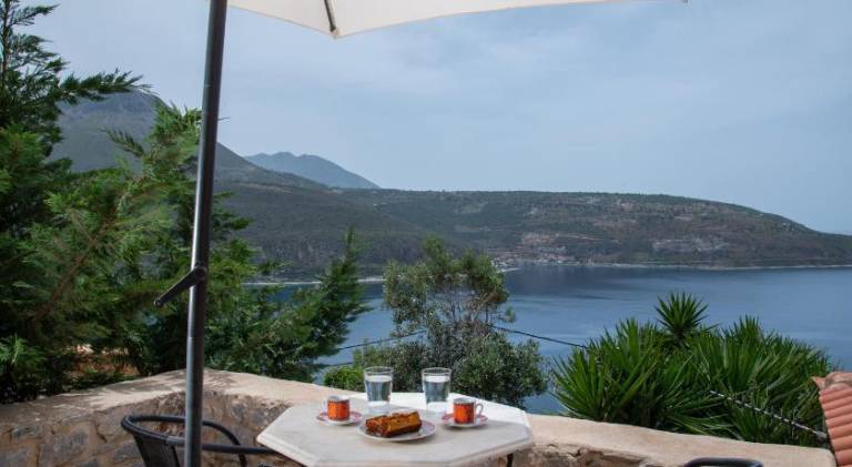 Holiday apartment with terrace, yard & grill — photo 3