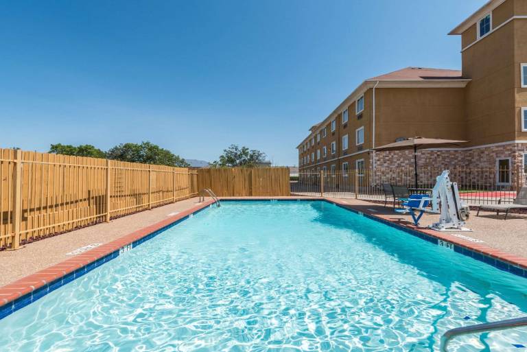 Days Inn & Suites by Wyndham Cleburne TX — photo 4