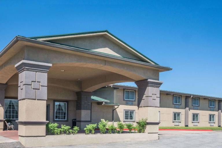 Super 8 by Wyndham Beaumont I-10 South/College St in Beaumont, TX