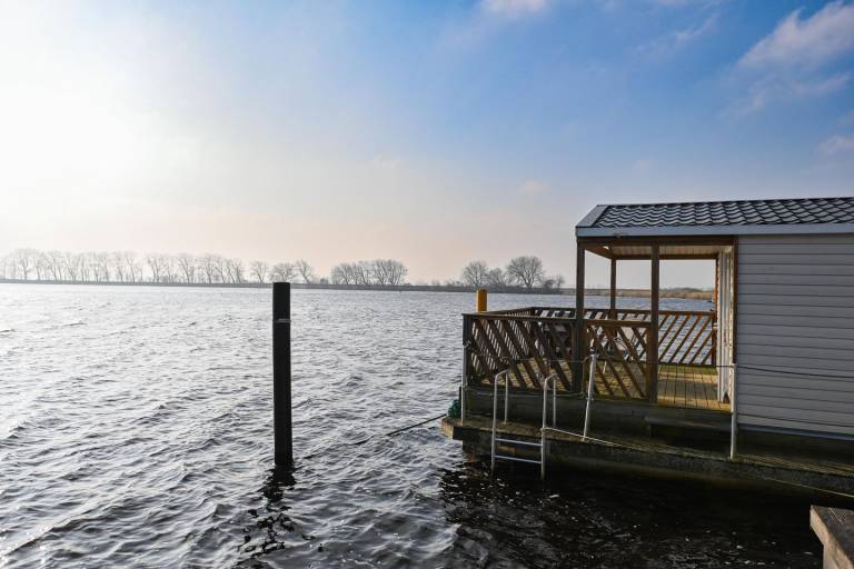 Hausboot 1 an der Eider – Dein schwimmendes Mini-Ferienhaus mit Flussblick — photo 2