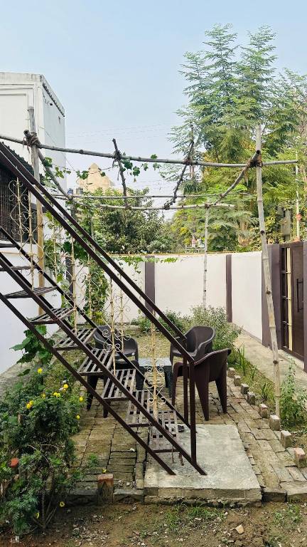 Vacation home with terrace & yard — photo 5