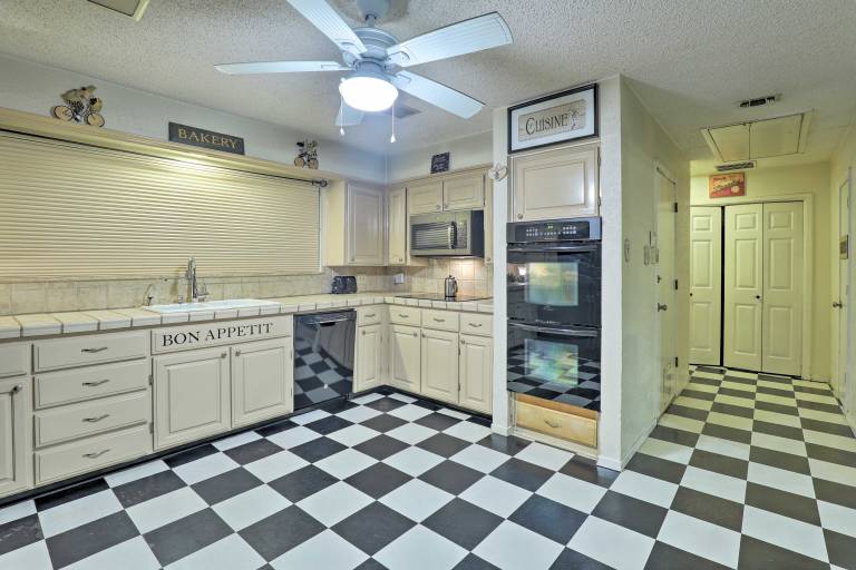9 Mi to AT&T Stadium: Pet-Friendly Escape w/ Deck! — photo 4