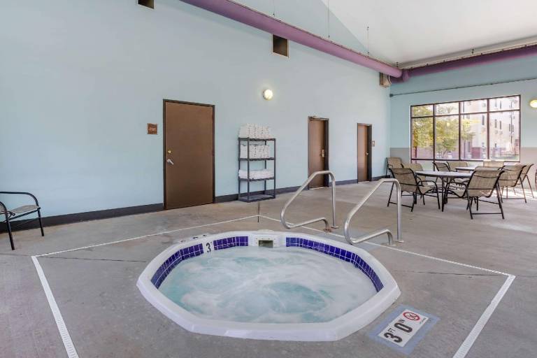 Econo Lodge Inn & Suites Des Moines Fairgrounds Area — photo 3