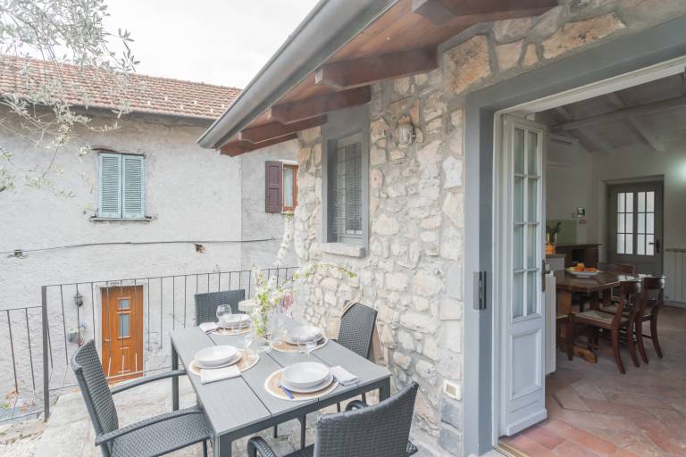 Fully equipped rental apartment with terrace | City view | Pet-friendly in Tremezzina