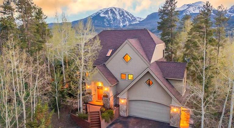 Fully equipped spacious vacation home with jacuzzi, patio & barbeque | Good for workation | Pets allowed in Silverthorne, CO