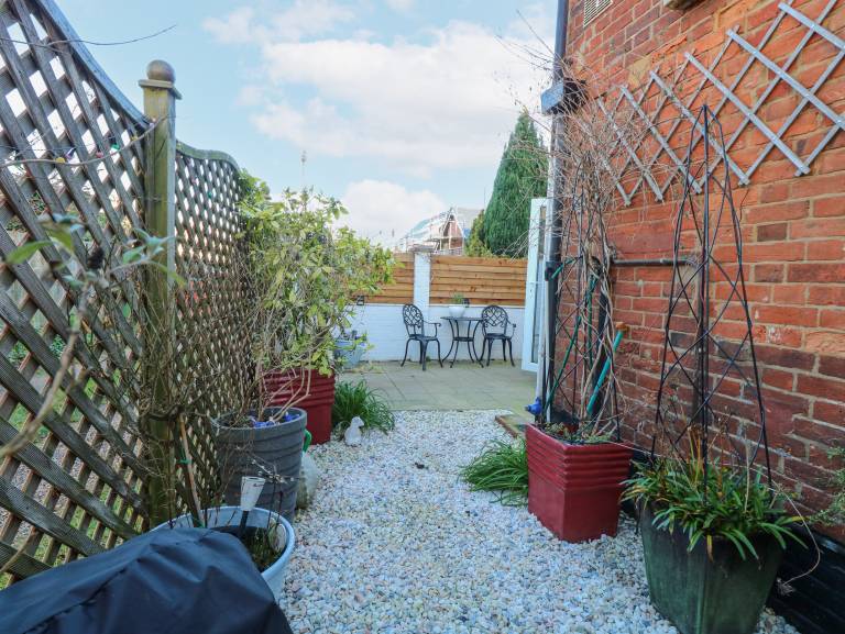 Cottage with terrace & yard | Beach view — photo 2