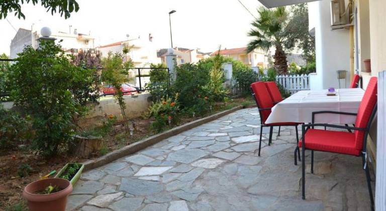 Apartment with terrace, jacuzzi & garden — photo 5