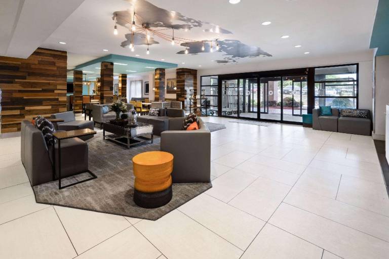La Quinta Inn & Suites by Wyndham Atlanta Airport North — photo 2