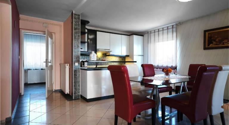 Holiday apartment with barbeque, yard & patio — photo 2