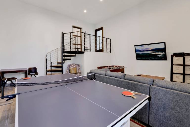 Child-friendly chalet with pool, grill & patio | Mountain view | Pet-friendly — photo 4