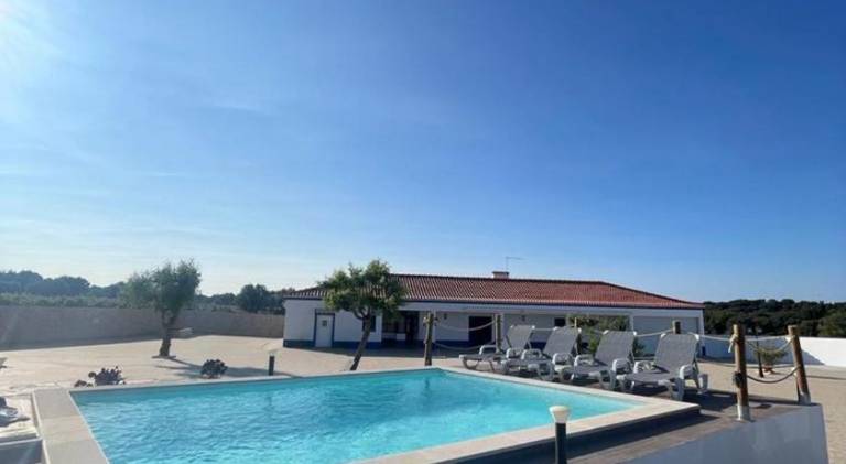 Vacation home with patio, grill & pool in Évora