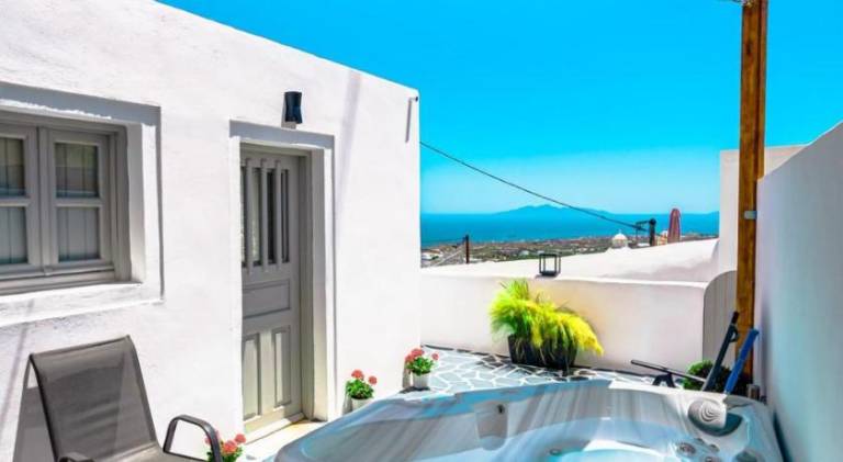 House with terrace & hot tub in Santorini