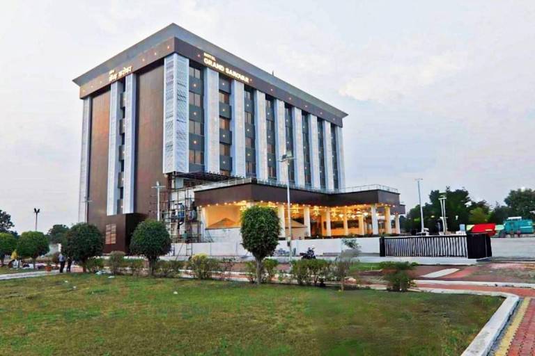 Hotel Grand Sarowar