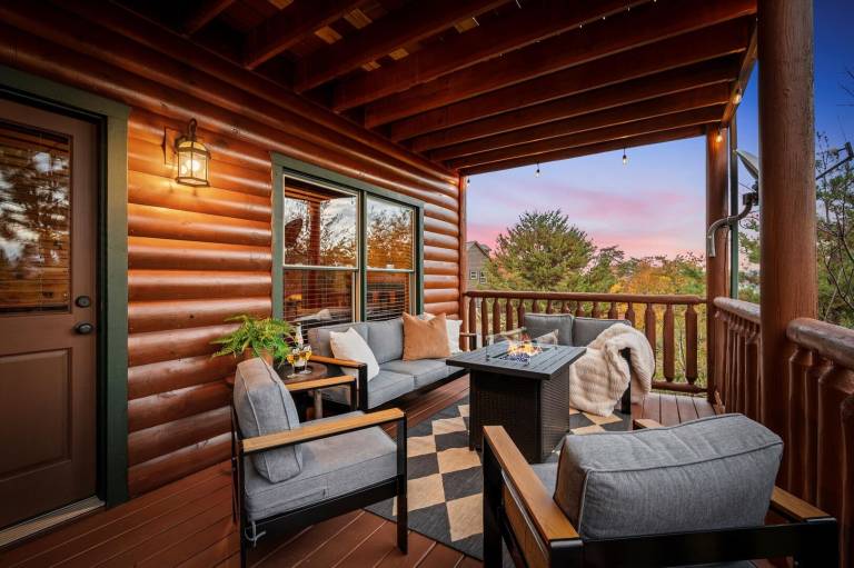 Dancing Bear Lodge – Hear the Dollywood Train & Soak in Unforgettable Smoky Mountain Views in Sevierville, TN