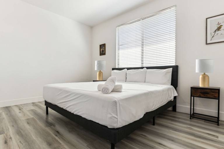 CozySuites Glendale Westgate with pool 10