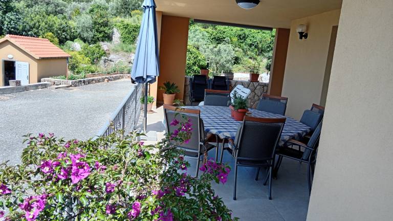 Holiday apartment with patio, garden & grill — photo 5