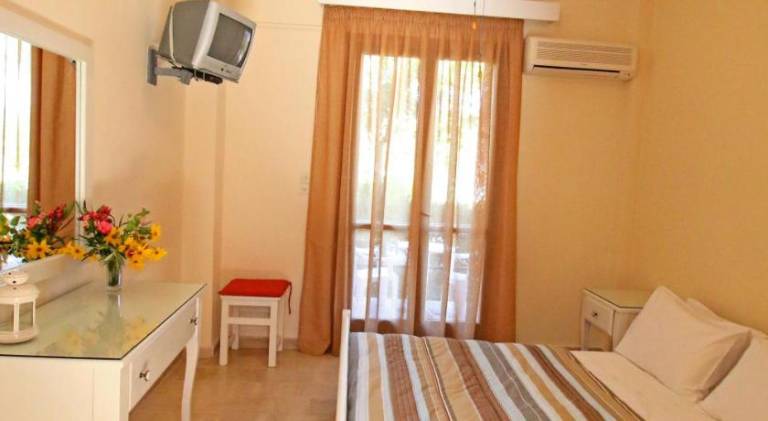 Apartment with BBQ, terrace & yard in Corfu