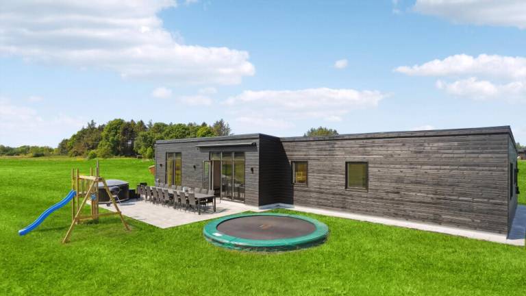 Vacation home with yard & jacuzzi — photo 2
