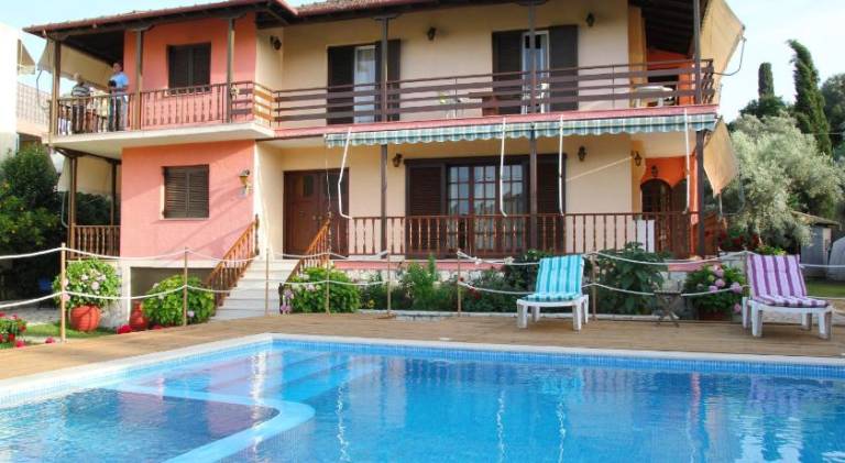 House with garden, barbecue & patio in Lefkada