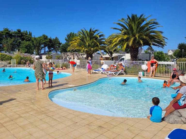 Mobile home with heated pool & terrace in Dinan