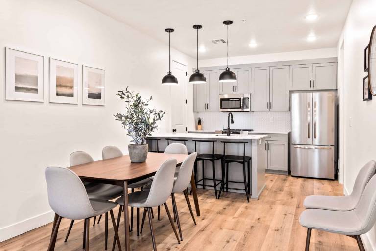 Condo with barbecue, jacuzzi & pool in Washington, UT
