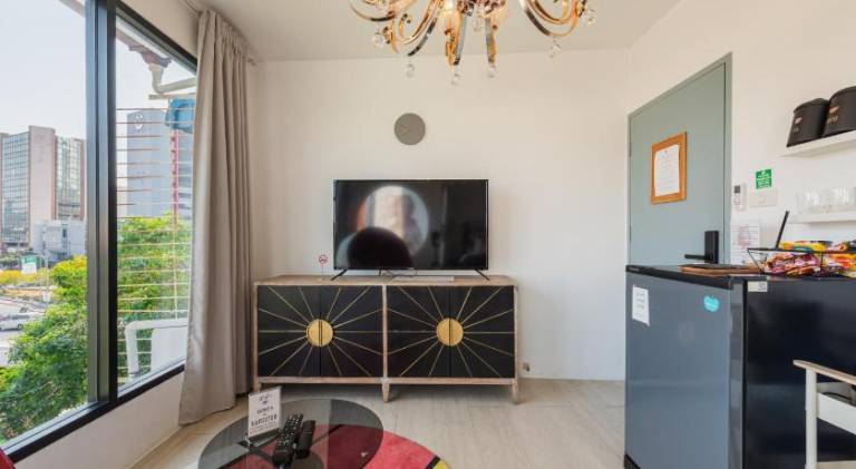 Apartment with patio | Close to Chinatown — photo 3