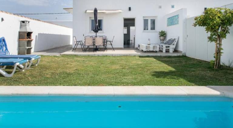 Vacation home with yard, private pool & barbecue | Pet-friendly in Chiclana de la Frontera