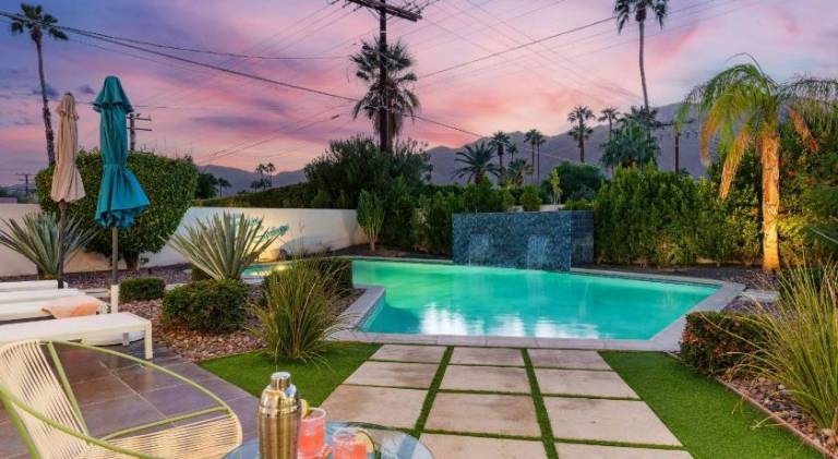 Vacation home with pool & barbeque — photo 3
