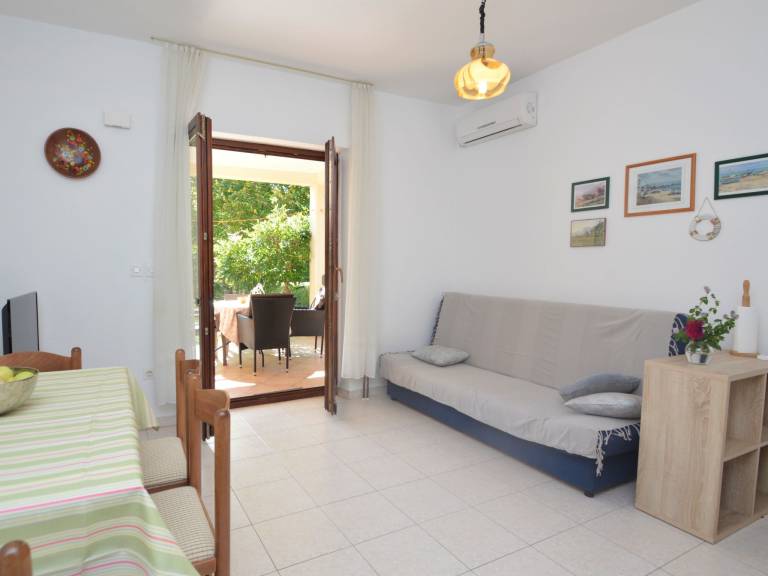 Rental apartment with yard, BBQ & terrace — photo 3