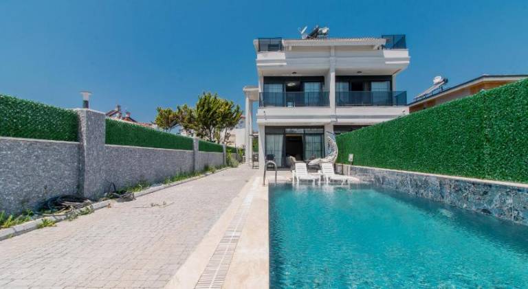 Villa with yard, patio & jacuzzi — photo 4