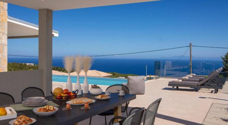 Villa with jacuzzi, private pool & yard — photo 5