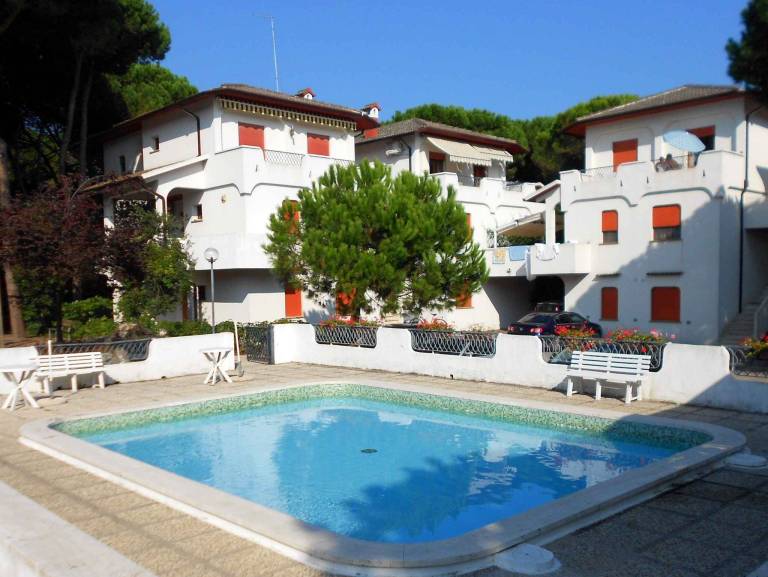 Apartment with pool, yard & terrace — photo 5