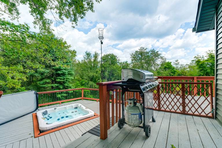 Blacksburg Hideaway w/ Hot Tub  5 Mi to Campus! — photo 3