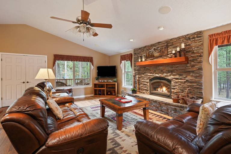 164 Jillian - Private, Peaceful Near Deschutes River, Hot Tub, Fenced Yard, Ping Pong, & Foosball — photo 3
