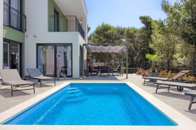 Villa with patio & pool — photo 2