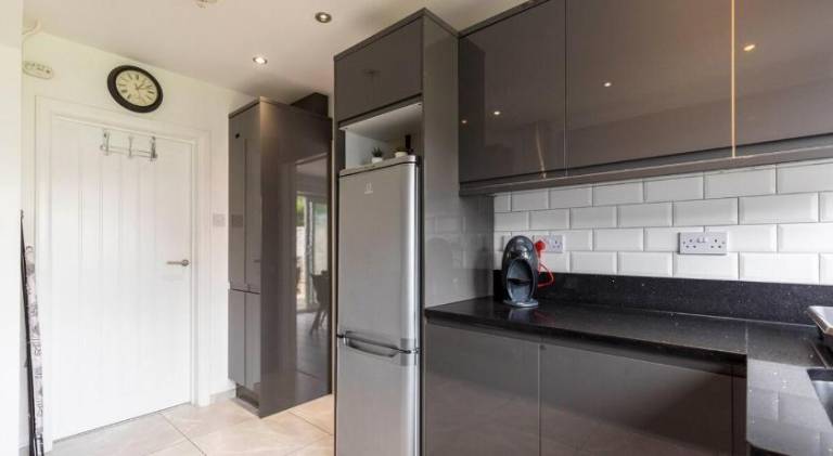 West Green House Spacious 3BR, Wifi, Paid Parking, Next to Crawley Hospital, Close to Gatwick Airport, — photo 4