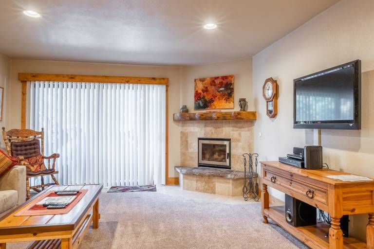 Updated 1 bedrm 1 bath Summit H Building 95 condo Just steps to Eagle Lodge sleeps 4 — photo 3