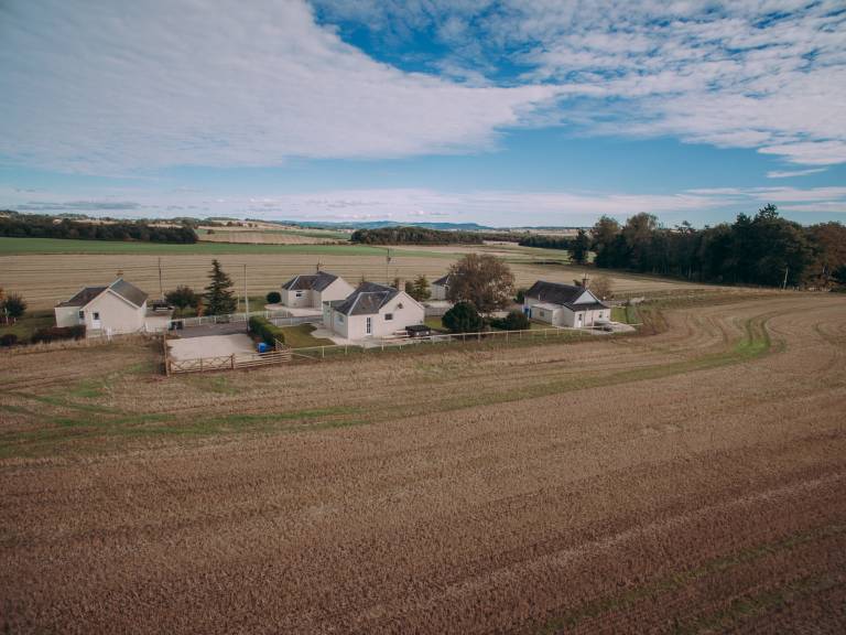 Cottage with hot tub & yard in Perth