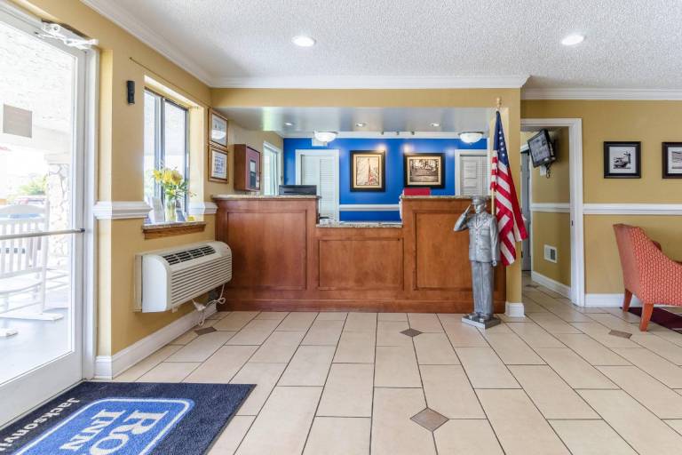 Rodeway Inn & Suites Jacksonville near Camp Lejeune — photo 2