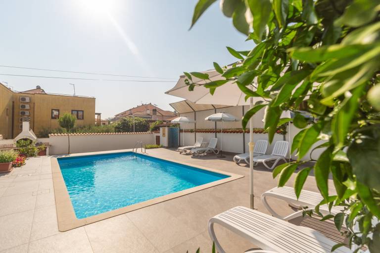 Vacation home with BBQ, private pool & terrace — photo 2