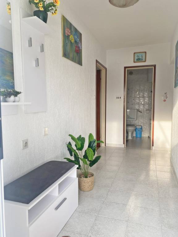 Family-oriented apartment with grill, patio & yard | Beach view | Suitable for remote work | Dogs allowed — photo 4