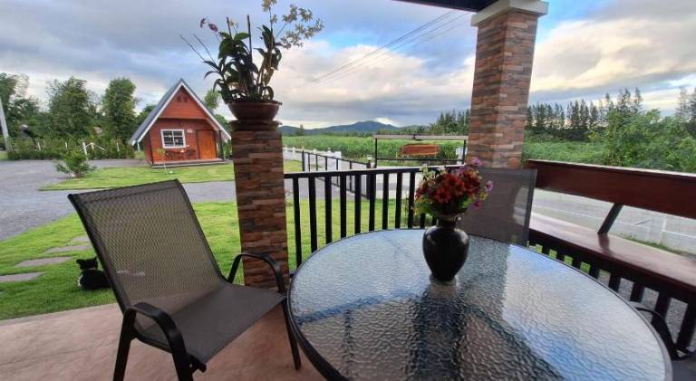 Vacation home with grill, garden & patio — photo 5