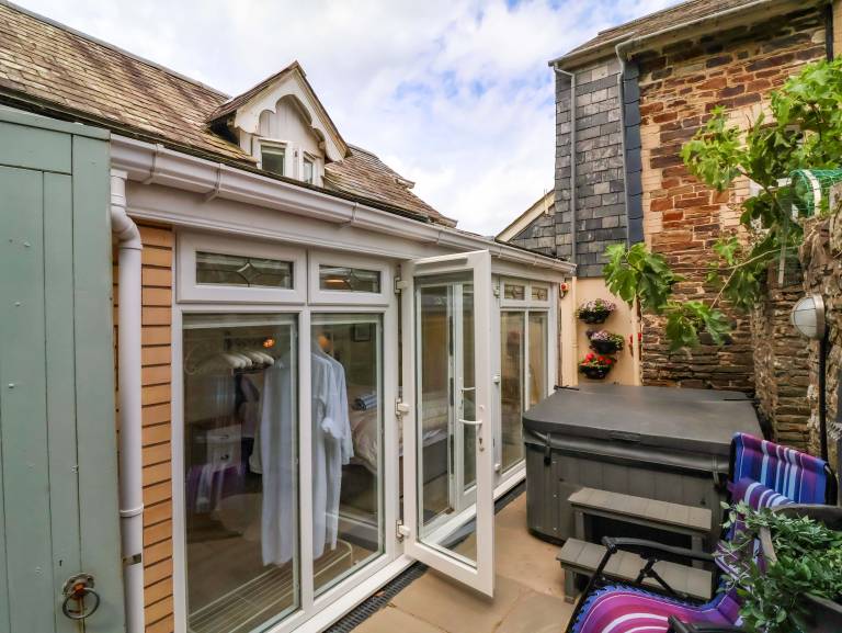 Fully equipped lovely cottage with yard & jacuzzi | Beach view | Pet-friendly in Bideford