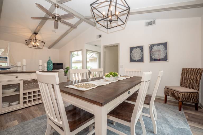55 Lawton: Pet Friendly, Modern Luxury, Remodeled Sea Pines Home. Free Bikes — photo 5