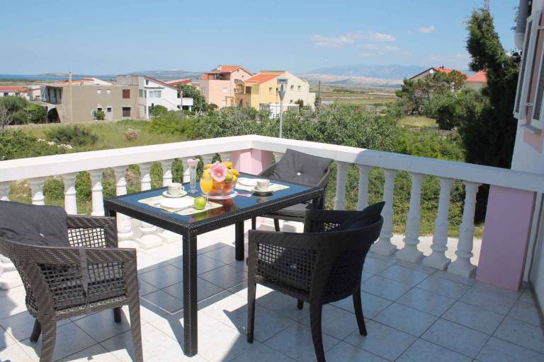 Holiday apartment with terrace and sea view — photo 2