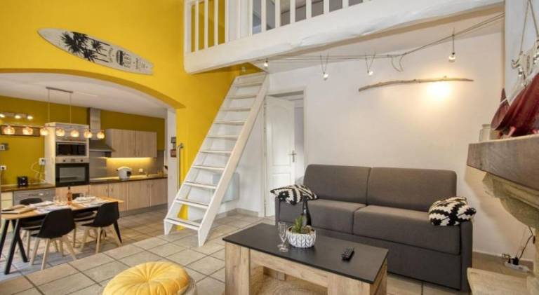 Rental apartment with terrace, heated pool & grill in La Ciotat