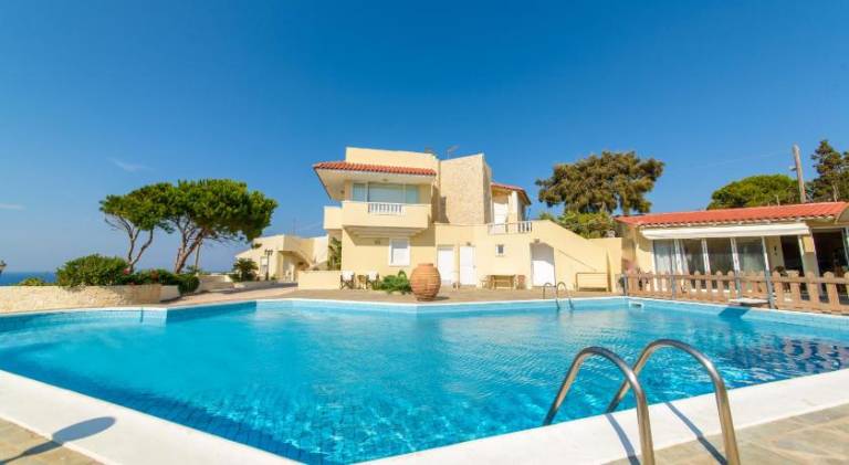 Villa with garden, private pool & terrace in Heraklion