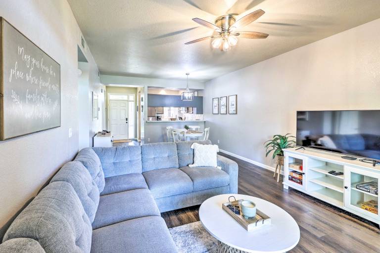 Golf Course Views & Pool Access Glendale Condo