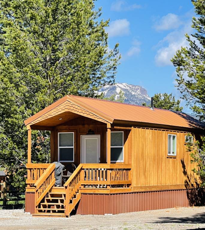 Knotty Bear tiny home 20 miles to West Yellowstone. WiFi - BBQ - fully equipped kitchen — photo 2